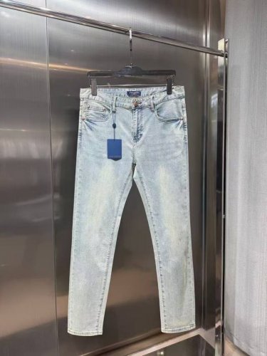 lv 原单牛仔裤 2025新品，原版牛仔裤 原版重工打造，品牌经典Logo设计，三标齐全！原版五金辅料。专柜定制牛仔面料，完全对版专柜，欢迎专柜试穿后再购买，好