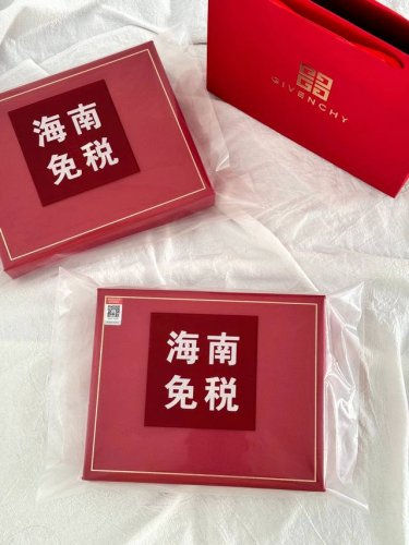 太高潮了，太满足了！心无禁忌，则迷红万千，尽是优雅与热情，答应我这个礼盒您一定要拥有，毕竟它可是纪凡希# Gvc纪梵希口红散粉三件套 嗨南免税毒家细节！没有吃亏