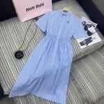 强烈推荐 25年早春夏系列 Miu*新款条纹衬衫翻领短袖连衣裙 松紧腰设计 刺绣字母点缀 Sml