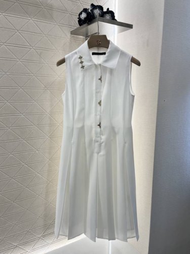 Louis Vuitto*2025新品上架 翻领无袖连衣裙 定制Yb进口醋酸材质 质感光泽 垂顺舒适 翻领无袖连衣裙剪裁 通体素色利用剪裁和细节提升精致度 前襟