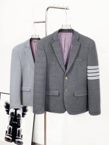 Tu 新品 Tb新款经典三粒扣时尚羊毛单西，男女同款经典色织四条杠标识休闲翻领西服外套！贸易公司渠道Tb口碑渠道订单稀出，你不容错过的渠道狠货，各种细节做工都没