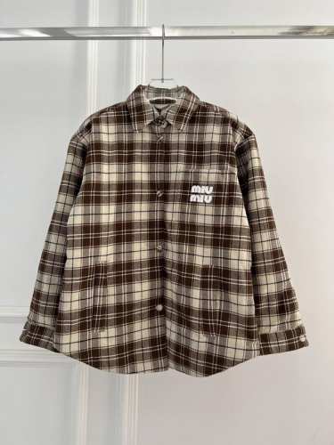 Miumi秋冬新款 衬衫式棉服外套 复古又时髦的氛围感 现代设计与传统格纹图案于一身 男友风衬衫了 宽松剪裁包容性极强 Smlxl