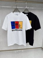 巴黎世家 2025春夏新款首发专柜最新款短袖圆领T恤 高端订制 设计前卫时尚！品牌Logo重工艺设计 高端定制丝光棉面料.手感柔软.穿着舒适.专柜级别精致车线.