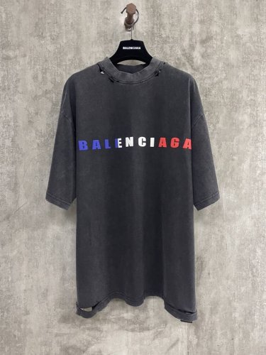 Balenciaga 巴黎世家 25Ss 彩色字母Logo印花洗水短袖T恤 这件做旧设计自带复古氛围感，搭配彩色的Balenciaga字母印花，像是把潮流密码写