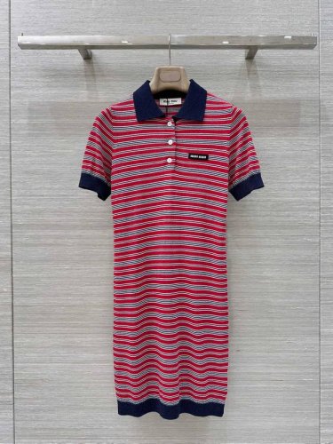 原单品质 Miu系25春夏新品！条纹针织Polo短袖连衣裙。定染色系100%羊毛纱线细腻柔软的手感超赞！线条间色提花工艺，Logo字母低调奢华。气质小翻领甜美少