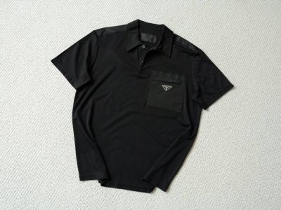 顶级型男Polo Prada 255Ss 官方新款三角标口袋Polo衫T恤 颜色：黑色 尺码： S M L Xl 尺码表 S M L Xl 衣长 67 69 7
