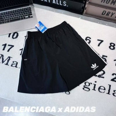 Balenciaga X Adidas 巴黎世家三叶草联名刺绣短裤 男女同款 -面料：采用原版一比一面料。 -辅料：原版拆解开发，一比一定制的小标，领标，水洗，