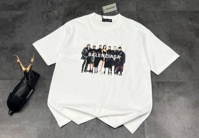 新款短袖上新：Balenciaga 2025夏季巴黎世家乐队人像数码喷印复古圆领短袖Oversized 版型男女同款，遮肉显瘦！胸前乐队人像立体的胶印，给人强烈