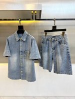 LV威登 男装2025款外套蓝色水洗棉质仿旧短袖牛仔翻领T+短裤套装 这款牛仔夹克优雅地重新诠释了季中必备的廓形 采用水洗牛仔布制成,正面和背面饰有对比鲜明的刺