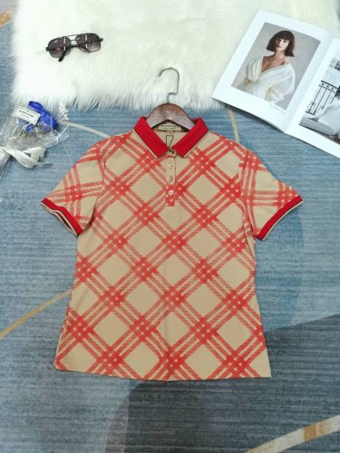 上新Burbe*Ry 25新品大格纹polo衫定位经典格纹图案 经典版型上身巨显瘦 Vintage格纹拼接翻领 袖边设计英伦学院风 进口弹力棉面料质量舒适 强烈