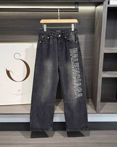 上新 Balenciaga 巴黎世家 24Ss 水洗字母刺绣阔腿牛仔裤 此款牛仔裤定织定染 手感舒适且具挺度 采用立体无侧缝剪裁 经重工艺水洗做旧 裤腿处专属L