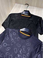 型号Hl132#，爱马家 2025春夏最新丝光棉起角男士圆领T恤衫，通体装饰H家各式马扣+马口衔图案，彰显H家当仁不让的首席马具地位，采用定制开模整衣压花工艺，