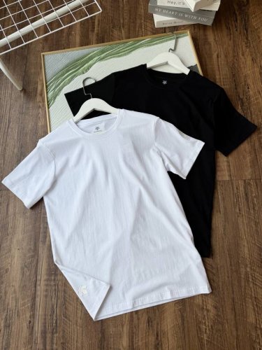 夏日将至，迪桑特男士新款夏季短袖T恤重磅登场，为追求品质与时尚的男士们带来全新选择。 它在设计上独树一帜，简约款纯色打底，袖口处低调的品牌Logo，尽显高级质感