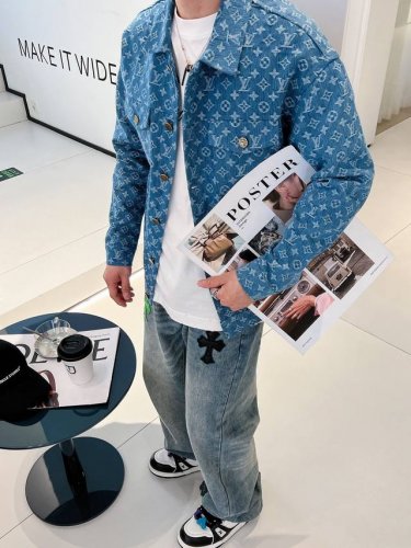路易威登Lv 高品质2025春季新款夹克外套，秀场新品品相非常完美，记忆面料舒适保暖，三标齐全，色泽饱满诱人，非常出彩的设计，轻松将时髦感进阶，做工极为考究严谨