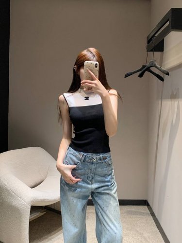 Chane* 25Ss早春新款 拼接半高领针织背心丨独家高版出品！欧根纱拼接增添设计感，唯美又俏皮！胸前缝制双Logo点缀，简约时尚大方且辨识度巨高！ 完美做工