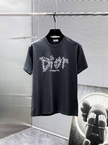 迪奥 Dior 新款 圆领 短袖 T恤 体恤 半袖 ，高端版本！专柜定制面料 透气舒适度高，细节无可挑剔，品牌元素设计理念，体现高品质。手感细腻柔软！呈现休闲裁