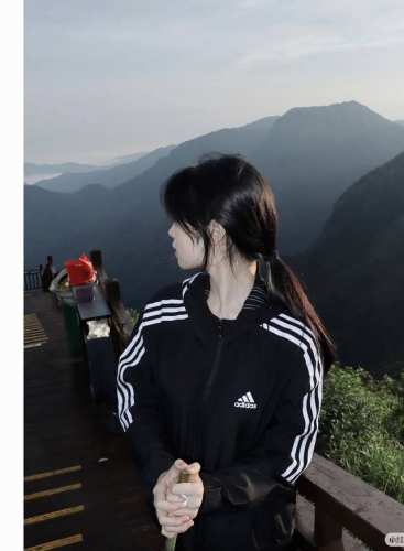 240 原版购入 三叶草 阿迪 运动长袖夹克外套 男女同款 情侣款基础款百年不过时的好款。宽松版型大版，去年羽绒服的爆款同款。 三条杠。衣服也分三六九等 非常爆