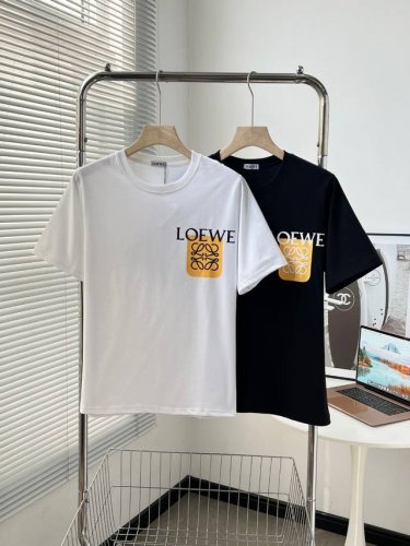 loewe罗意威圆领字母Logo印花T恤 被问800遍！Loewet恤的高级感密码！宝子们，今天必须来分享一下这两款Loewe的T恤！白色纯净如光，黑色神秘深邃