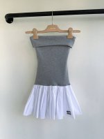 miu25春夏新款撞色刺绣字母重工拼接抹胸无袖连衣裙出货不管什么季节 连衣裙这种经种不衰的单品都会出现在我们的视野，既百搭又有着不能替代的青春感美式复古女孩永远