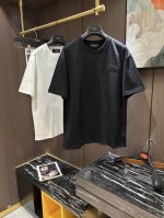 p220 Bal2025 春夏新款短袖 整体上色泽较鲜明和光亮，手感顺滑揉软，悬垂感特强，质地自然柔软、贴身超级舒服，悬垂感特强！ t恤日常穿搭很自在很实用，超