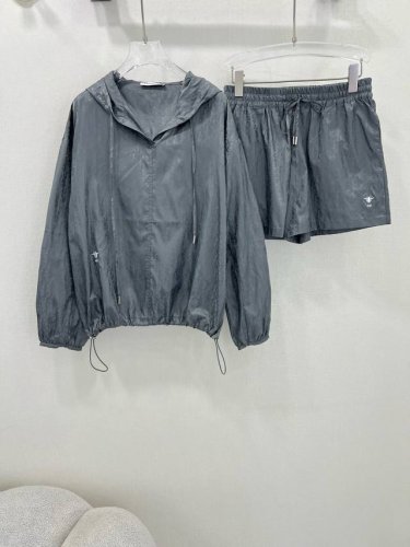 dio*25新款防晒套装 老花暗纹Logo面料 连帽外套 短裤的组合 宽松版型属于谁都好驾驭的 日常通勤穿什么的都是很Ok的 不挑场合的 衬衣干净大气 层次感更