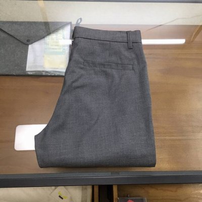 专柜新品 Cd迪奥 25Ss春夏新款精纺棉质工装裤，男士立体翻盖口袋硅胶徽章贴饰直筒休闲长裤！同步官网发售14220Rmb！D家新款直筒工装裤，一款融合了时尚与