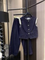 Mm6 2025年新版牛仔套装 轻熟风就要不一样的造型｜Mm6特色拼接马夹套装来啦~上身搭配了不规则压褶蕾丝袖口，在经典牛仔马夹基础上增添了一份设计感。整体给人