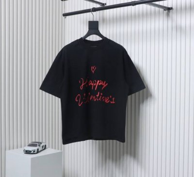 Balenciaga 巴黎世家 25Ss 情人节限定爱心标语破洞短袖T恤 情人节25Ss限定款系列情侣款短袖 情人节系列中独特浪漫的诗语 爱意满满 快给心爱的人
