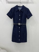 Chane*25春夏新款翻领腰带牛仔连衣裙 超爱的美式老钱风翻领短袖连衣裙 搭配定制双C字母腰带 休闲范懒人 日常穿很推荐 复古蓝超柔软牛仔面料立体挺括质感超赞
