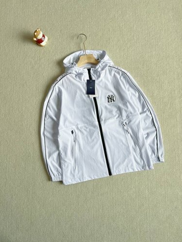 暴躁来袭 Mlb 新款学院风复古撞色情侣款防晒皮肤衣 春夏爆款 明星爱豆都为他着迷 mlb学院风复古防晒外套 打破传统套装的刻板印象 加入撞色元素更具高级感 防