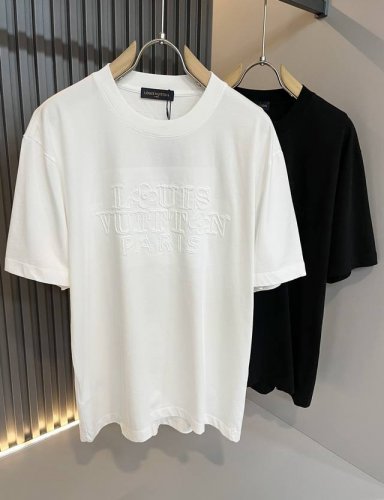 Louisvuitt*路易*登 2025春夏全新系列单品上线，非常时髦前卫的一款男女同款短袖T恤，标识Logo图案刺绣修饰！区别于以往的不同，宣示品牌传承多年的