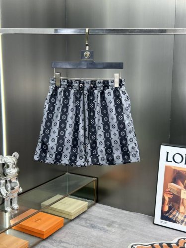 Lv 主推夏季最新款 男士休闲短裤，沙滩裤，定制速干面料，质感软糯顺滑，不仅是沙滩上的霸主，即使体闲穿上街也是型得很，夏季百搭单品。男女同款 尺码：M-3Xl