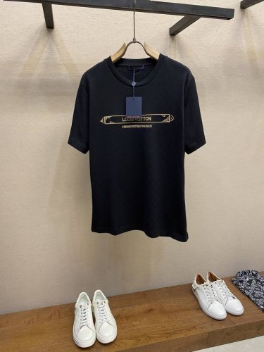 LV路易家 经典棉质提花棋盘格辅以品牌刺绣设计 本款棉质 T 恤取材细腻珠地针织 以全幅 Damier 图案烘托丰盈肌理 再为胸前和后部点缀莹泽标识刺绣 成就温