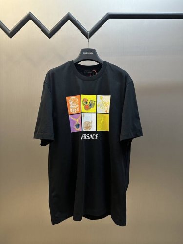 Versace 印花Logo短袖 定制绮梦四季绒棉面料 多色方块印花交织碰撞 胸前饰以 D po D p Jewels印花灵魂笔触 每一抹色彩都跃动着品牌对珠宝