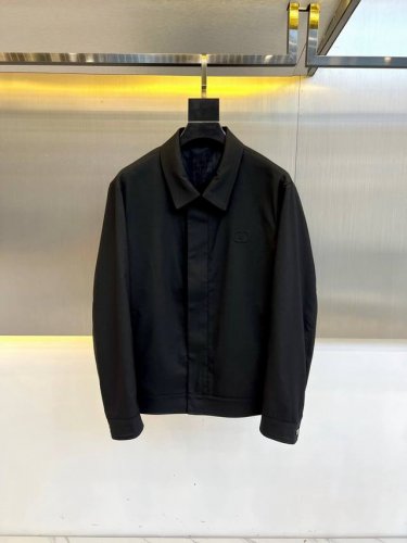 p570 dior迪家 25早春风衣系梭织翻领夹克外套。全新设计风格，颠覆认知的设计，标志性品牌图案标识，全新防尘面料，轻度防水，随便搭件T恤，上身超时髦，特别