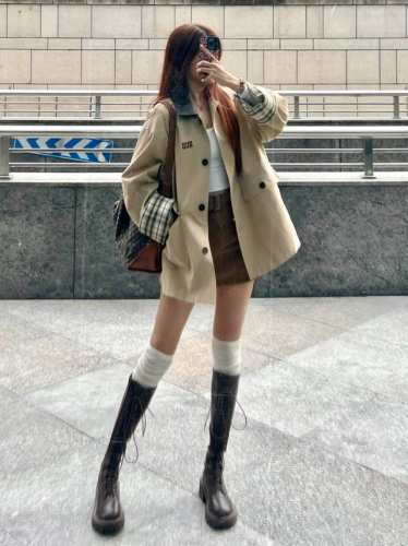 三标齐全 邂逅 Miu Miu 巴恩风，解锁撞色格纹风衣新潮流 时尚圈的弄潮儿们看过来！今天必须给大家安利这款 Miumiu 巴恩风撞色格纹拼接中长款风衣外套，