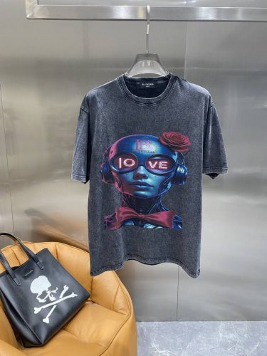 巴黎家 巴黎世家T恤 夏日未来感潮流必备 做旧的深灰色衣身 自带复古韵味 又与未来感元素碰撞出别样火花 正面的机器人图案超酷炫 金属质感的蓝色皮肤 耳机 玫瑰和