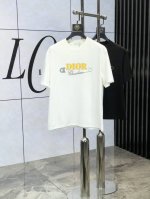 Dior 2025春夏新品时尚圆领短袖高级定制百搭款式 更有实用感 任何人都可以轻松驾驭 采用欧棉纯棉面料制作 奢华经典品牌Logo设计 W非常显档次懂货的必须