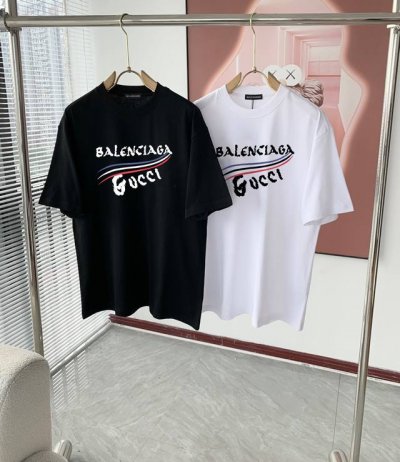 Balenciaga 巴黎世家春夏最新情侣款短袖T恤,定制纯棉面料，舒适性与透气性兼优可亲肤，柔软抗皱性和垂性极佳，穿着简约帅气大方！男女情侣同款～ 颜色：黑色