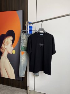 普拉达2025夏季新品短袖T恤 一比一原版印花.三标齐 简约百搭款 纯棉面料.穿着透气舒适 黑白两色 微阔版型.男女同款 码数 S-Xxl