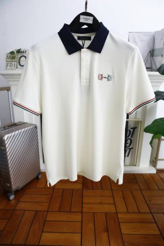 菲拉格慕. 2025夏季新品男士翻领短袖Polo衫品牌经典元素Logo设计！任何人都可以轻松驾驭 采用朱迪面料！非常显档次懂货的必须入！版型剪裁属于修身款 非常