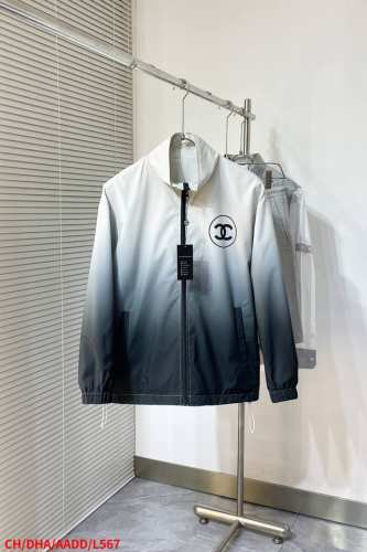 L567 Ch香奈儿 25Ss新款哈灵顿，这款 Icon 以现代风格演绎经典单品。采用灰色科技面料精心制作 搭配立领和无盖暗袋。可与该系列的或搭配，打造时尚经典