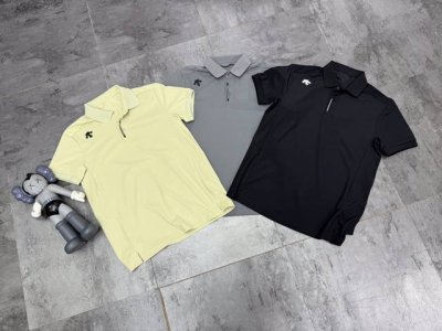 迪桑特 Descente夏季男翻领Polo衫版型垂直立挺，3D立体裁剪，科技面料版型做工都极好，必入好货来秒杀！采用吸湿性极佳的专业运动面料动感珠地，布表面呈疏