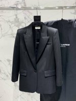 圣家经典25西服 独家定制款 醋酸领经典款高垫肩西服 该西服采用经典领型设计，这种领型不仅经典耐看，还能很好地修饰颈部线条，展现出优雅的气质。 高垫肩是这款西服