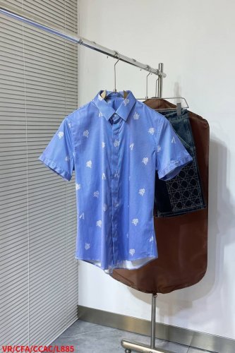 l885 Vr范思哲 2025官方春夏新款 同步上市 男士翻领短袖衬衫，高端主线系列，进口纯棉面料，质感一流，亲肤性极佳，触感丝滑细腻，搭配小翻领时尚且减龄，上