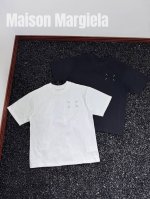 Maison Margiela马吉拉口袋款刺绣简约短袖T恤 重磅精梳280G纯棉双纱面料 百灵达万针刺绣工艺 刺绣饱满立体 螺纹定织定染通肩拉条工艺增加衣物清洗
