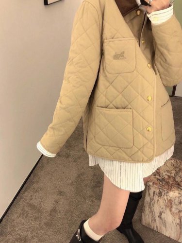 顶级品质210【Celine马车刺绣菱格棉服】 celine塞琳菱形格棉服口袋马车刺绣外套 秋冬穿搭C家的小棉袄好时髦很特别是那种很耐看的色调 版型很正 棉服外