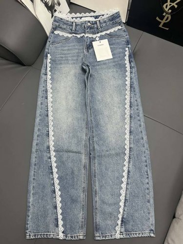 New 新品上架 小香蕾丝拼接织带牛仔裤 采用进口牛仔面料重工水洗多道工艺处理复古老花洗水颜色，薄厚度适中一年四季百搭单品定制高织数有机纯棉牛仔面料面料呈现色泽