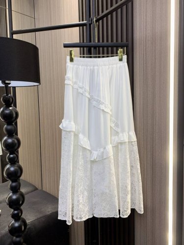 Mm6 2025年新版半裙新鲜出炉 优雅褶皱勾勒曼妙身姿,荷叶木耳边层层叠叠尽显女人味。这条半裙的斜面设计特别显瘦,搭配简约上衣不失精致。独特的拼接下摆增添几分