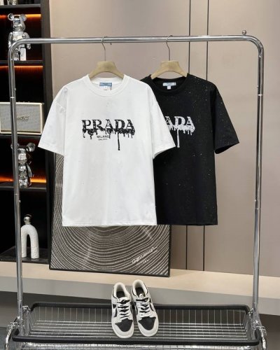 prada 普拉达25Ss夏季新款烫砖满天星涂鸦Logo情侣款短袖T恤 超级经典的一款百搭T恤 男女同款 情侣可搭 店主强烈推荐 采用纯棉280G双纱面料 手感